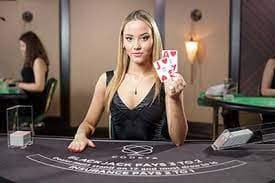 Tampilan permainan slot dan meja dealer langsung pelangi4d